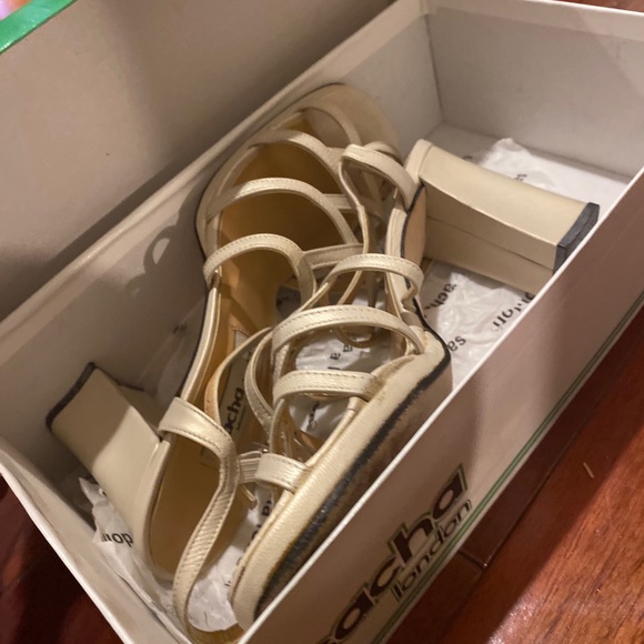 Beautiful cream/light beige shoe a 2.5 in heel - Picture 5 of 5